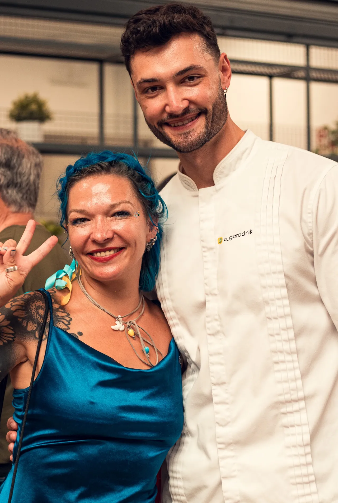 O chef Oleksandr Ogorodnik em traje de chef durante o showcooking no mercado.
